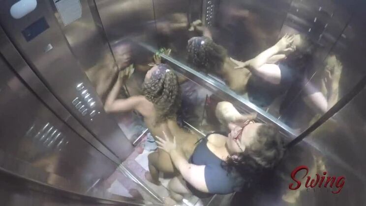 We caught Bonequinha Sado and Harlequina in the whoring elevator - Full video on RED