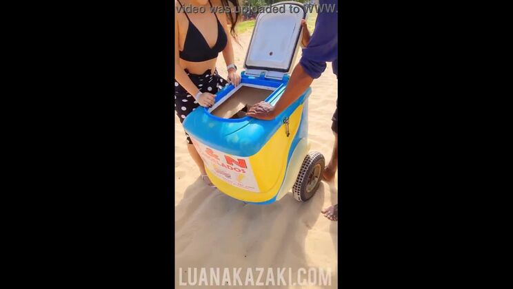 The couple went to the beach to get ready with the popsicle seller João Pessoa Luana Kazaki