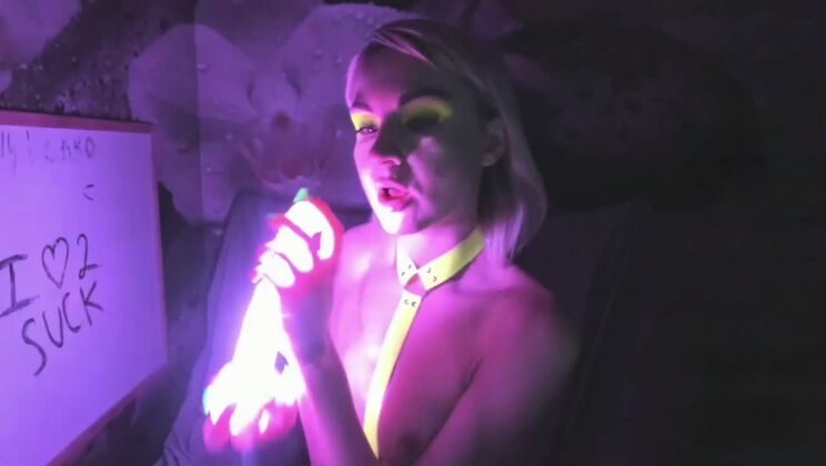 kelly copperfield deepthroats LED glowing dildo on webcam