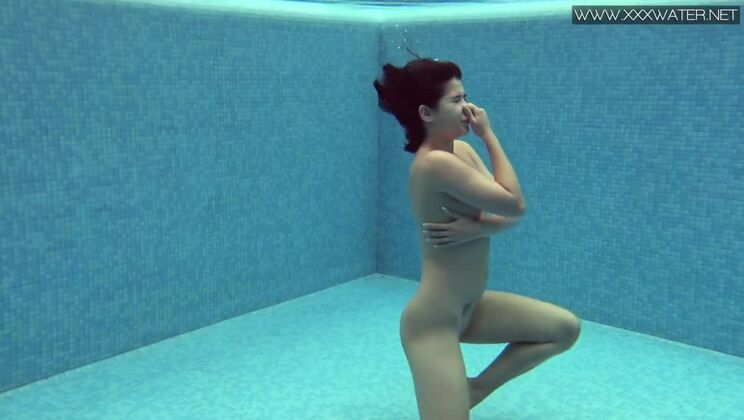 Hot underwater babe Lady Dee swims naked