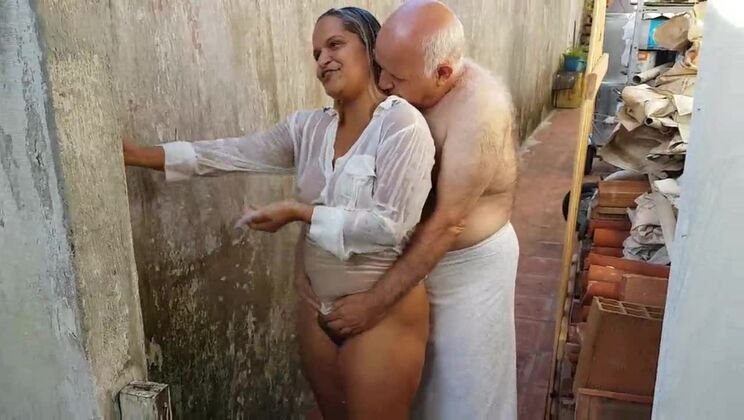 Grandpa bathing the young girl he met on the beach !!! Paty Butt - Old Grandpa - El Toro De Oro