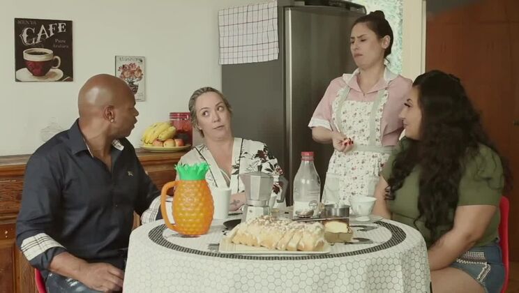 THE GREAT FAMILY OF BITCHING - THE HUSBAND IS CRUNK, THE MOTHER TALARICA THE DAUGHTER, AND THE SERVANT FUCKS EVERYONE | EMME WHITE, ALESSANDRA MAIA, AGATHA LUDOVINO, CAPOEIRA.