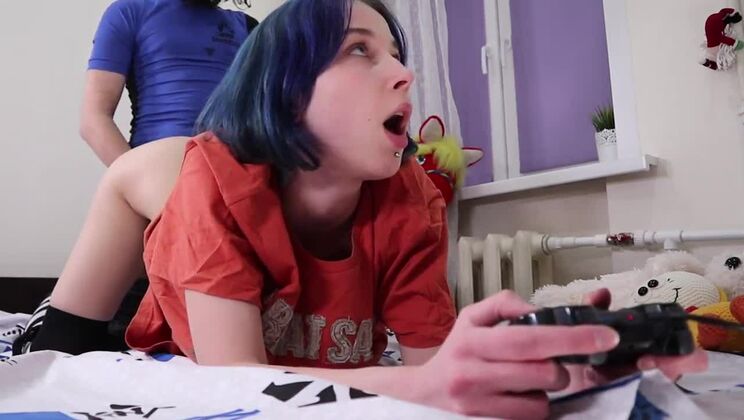 Fucks a teen while she plays the console -real orgasm