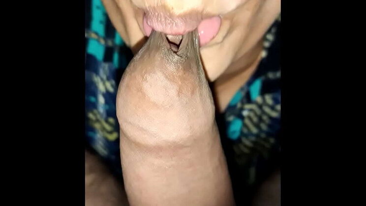 Desi Aunty Gives Hot Blowjob to Young Guy