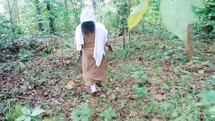 Asian BBW Girlfriend Fucked Outdoor by Boyfriend in Jungle