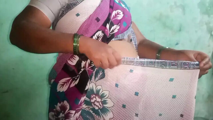 Desi Housewife Priyanka314 in Saree Cheating on Husband - Long Hair Indian Aunty Hardcore