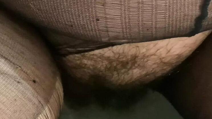 Italian MILF in Pantyhose Can't Piss After Sucking Cock in WC Toilet