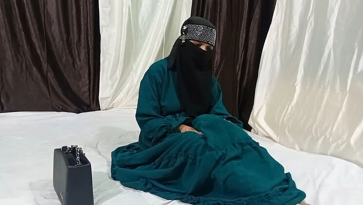 Desi hijabi girl gets hardcore fuck by neighbor in homemade Muslim sex video