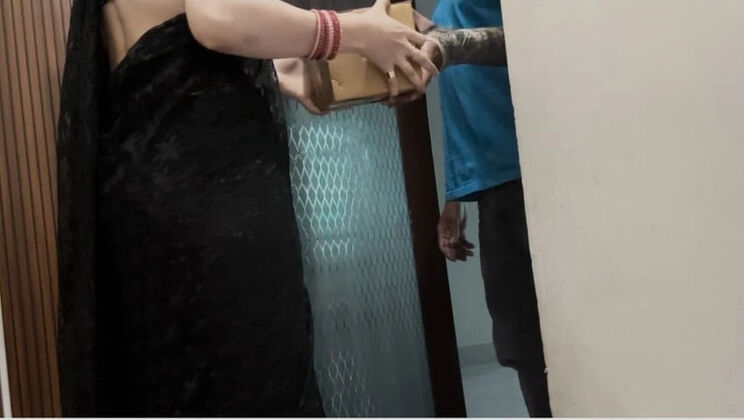 Desi Delivery Boy Fucks Horny Sister-in-Law Alone at Home - Hindi Audio