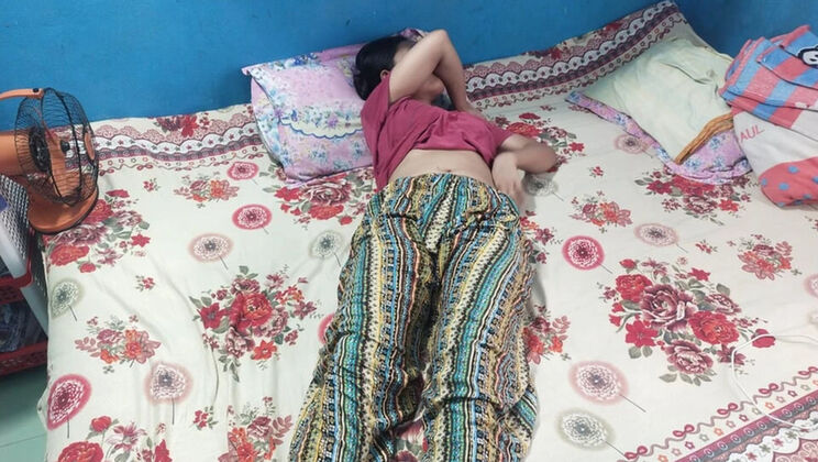 Desi virgin teen loses tight pussy to best friend - First time sex in HD