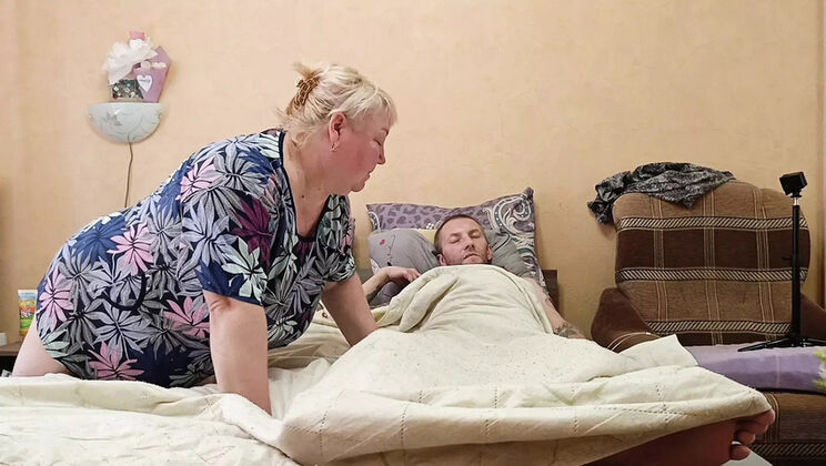 Weekend MILF Friend Gives Deep Throat Blowjob & Cumshot