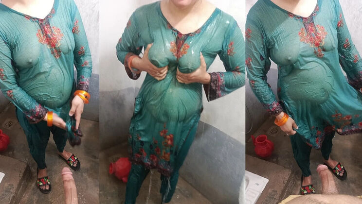 Hot Desi Wife and Husband Steamy Bathroom Sex - Homemade Indian Passion