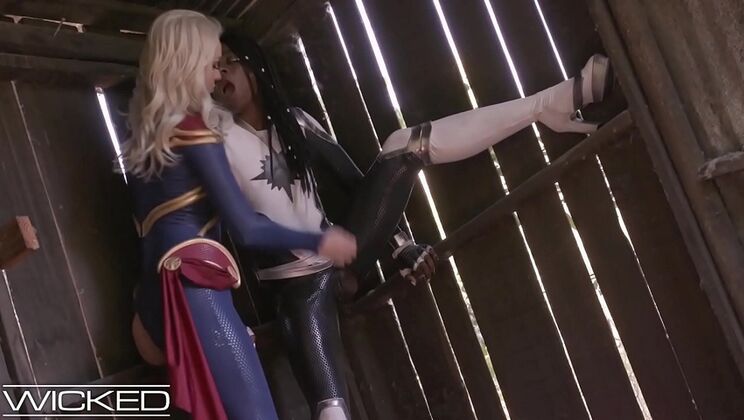 Ebony Lesbian Cosplay: Captain Marvel XXX Squirt & Pussy Licking
