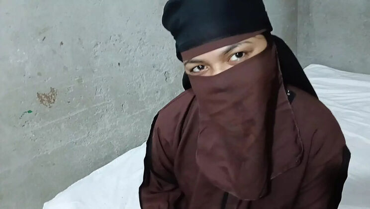 Desi Muslim Bhabhi Fucked Hard By House Owner - Homemade Hijab Sex