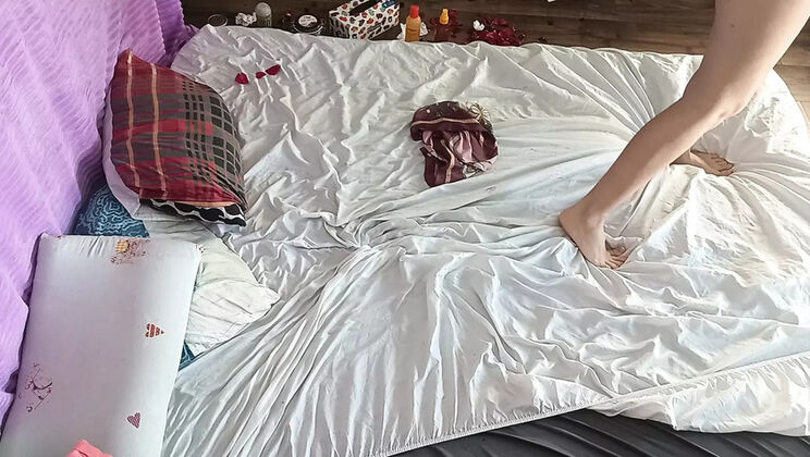 Amateur Couple Hot Foreplay - Hairy Brunette Wife Gets Fingered & Eaten Out