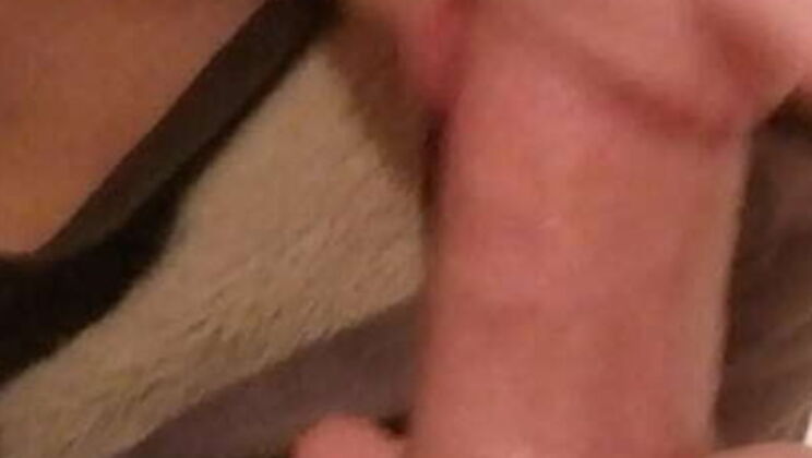 Amateur Brunette MILF Gives Sloppy Deepthroat Blowjob