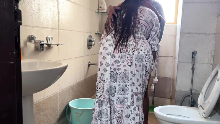 Stepson catches MILF Saara nude after shower and fucks her wet pussy hard