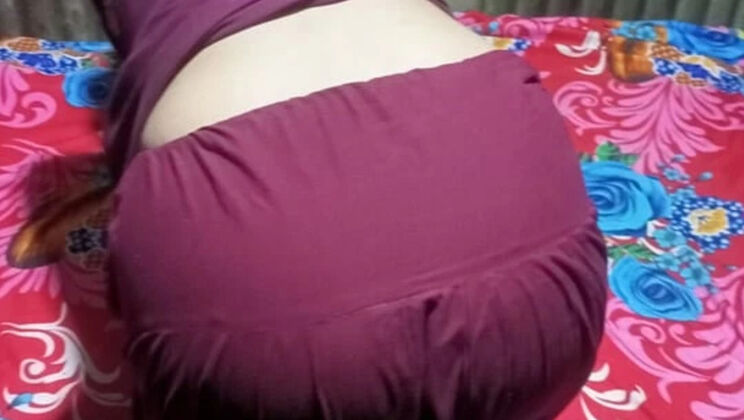 Bangladeshi Girlfriend Homemade Sex with Boyfriend - Desi Couple Fucking in Bathroom