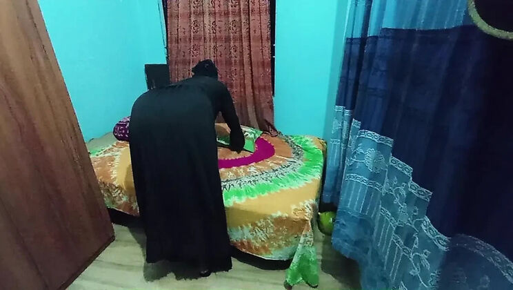 Hot Indian Stepmom Shows Huge Ass and Gets Doggy Style Bang