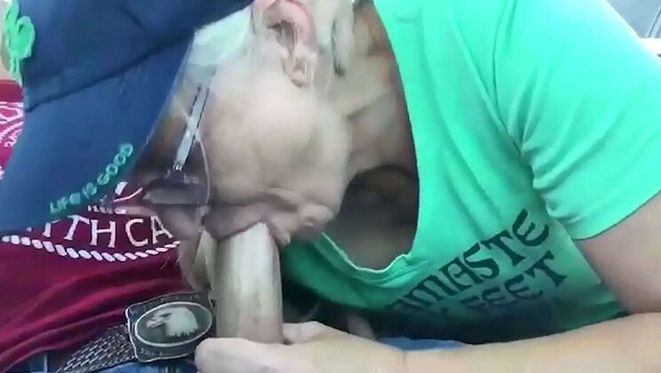 Mature MILF Mommavee1 Sucks Big Cock of Squidward Testicles