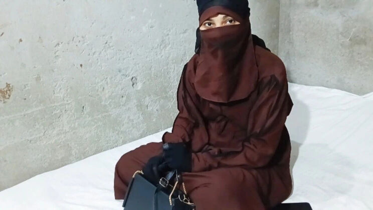 Desi Muslim Girlfriend in Hijab Gives Special Blowjob and Hardcore Fuck to Boyfriend