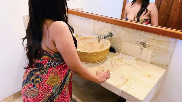 My Friend's Mom Shows Off Her Big Natural Tits In Batik Kemben