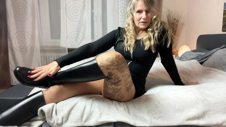 SweetSusi Gets Dirty in Rubber Boots During Sexy Solo Chat