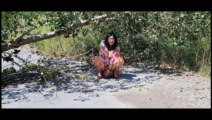 Horny mature slut caught rubbing one out in the woods - real amateur orgasm